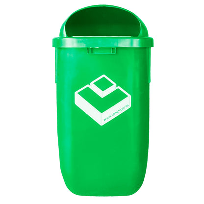 Basurero mural 50 litros verde instalado en muro con símbolo de reciclaje visible
