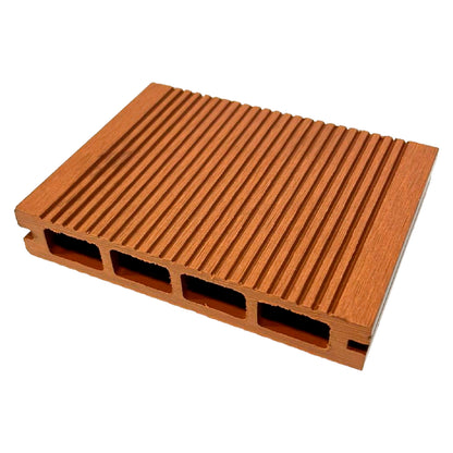 Tabla Deck Terraza WPC Classic cedro, vista en perspectiva de la cara posterior acanalada con cavidades internas visibles
