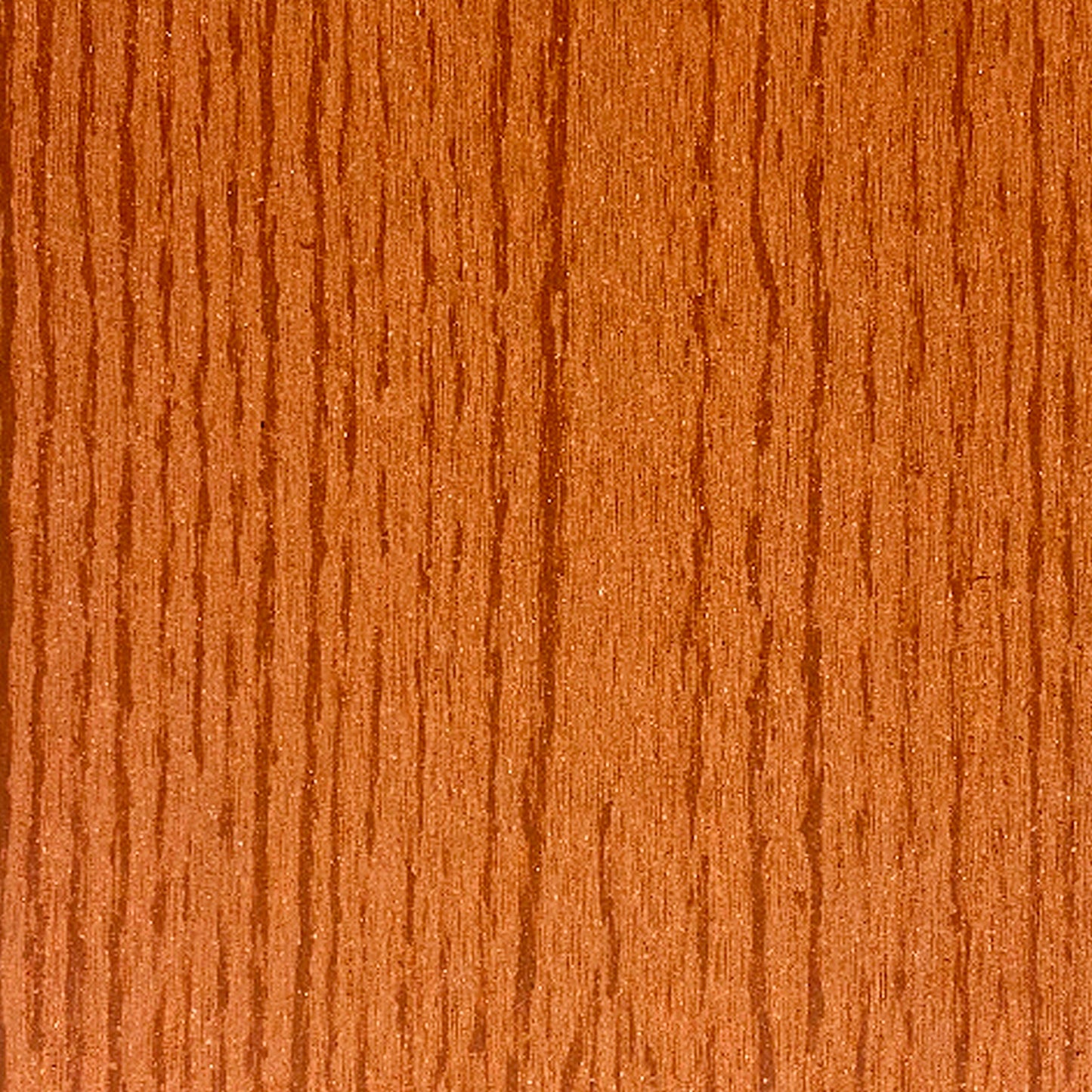 Tabla Deck Terraza WPC Classic cedro, detalle de la cara posterior con ranuras longitudinales finas
