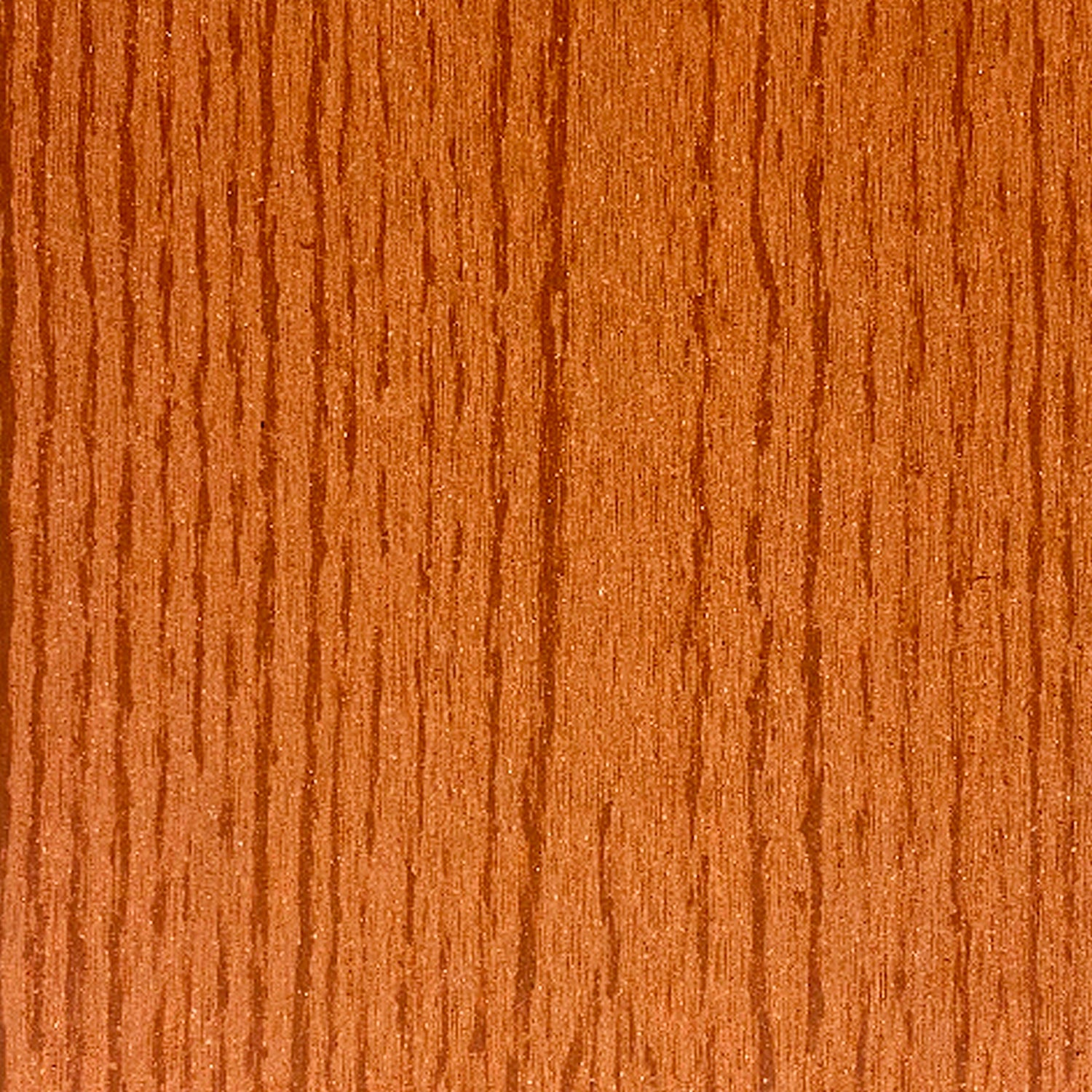 Tabla Deck Terraza WPC Classic cedro, detalle de la cara posterior con ranuras longitudinales finas
