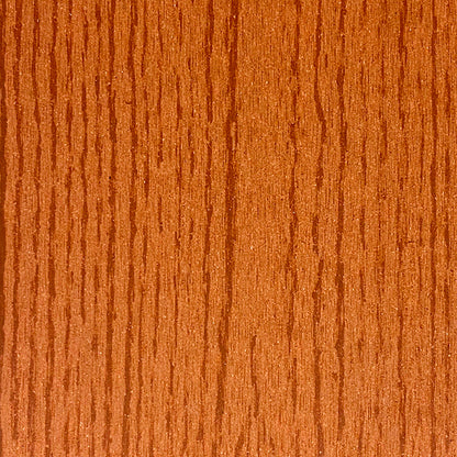 Tabla Deck Terraza WPC Classic cedro, detalle de la cara posterior con ranuras longitudinales finas
