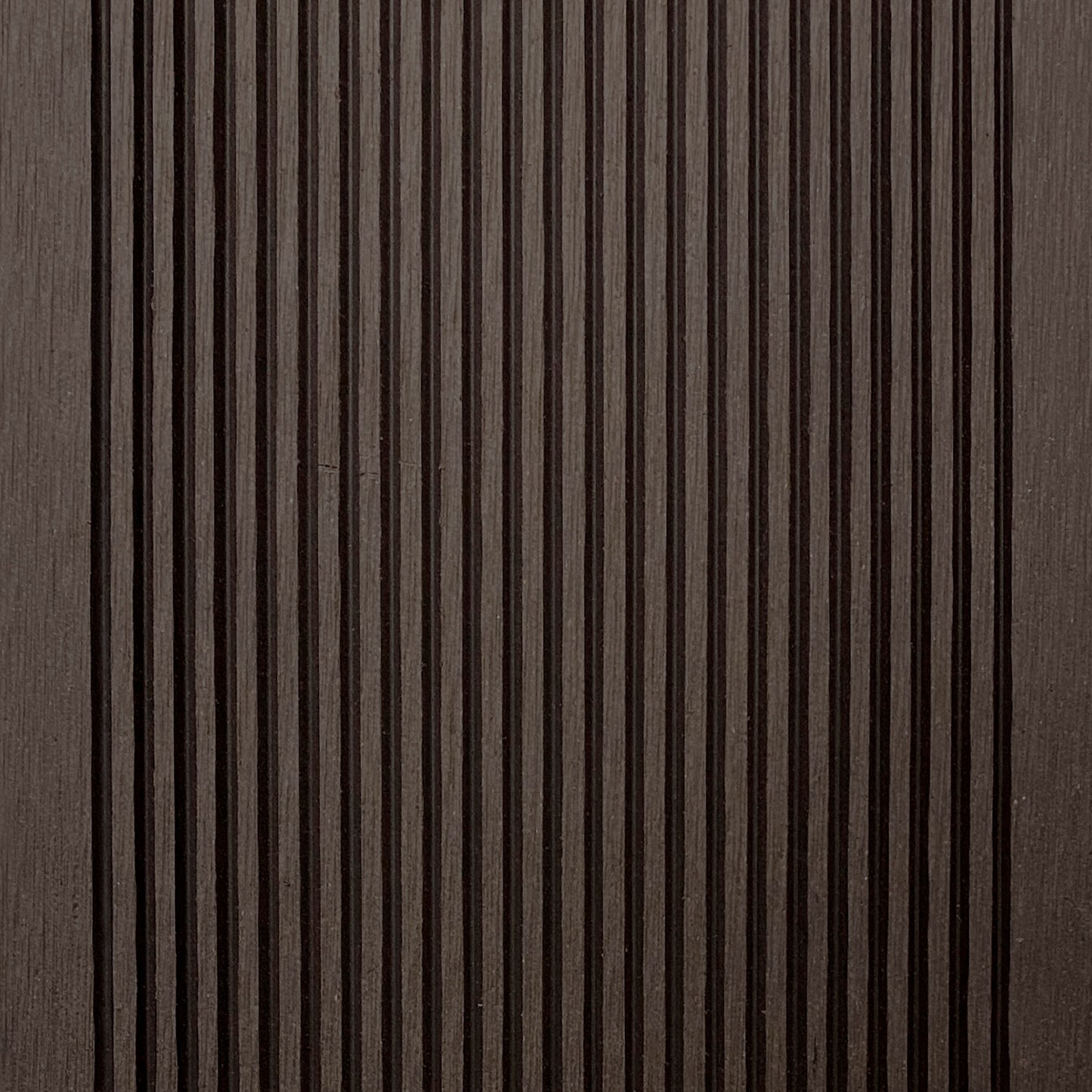 Tabla Deck Terraza WPC Classic color chocolate, detalle de la cara posterior con ranuras longitudinales finas
