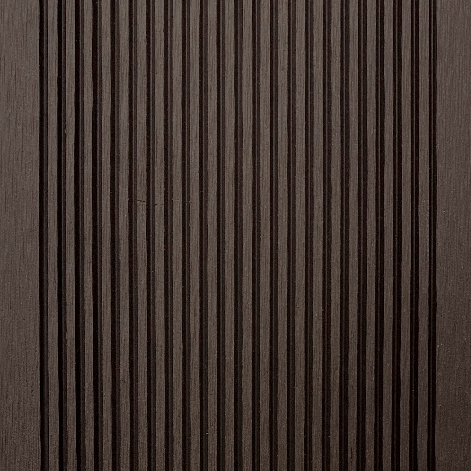 Tabla Deck Terraza WPC Classic color chocolate, detalle de la cara posterior con ranuras longitudinales finas
