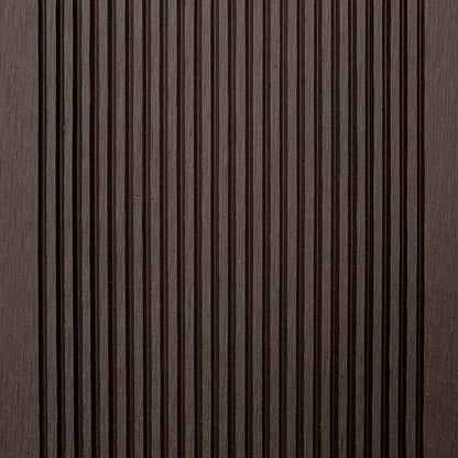 Tabla Deck Terraza WPC Classic color chocolate, detalle de la cara posterior con ranuras longitudinales finas
