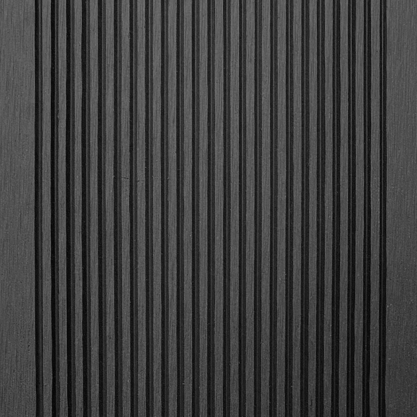 Tabla Deck Terraza WPC Classic gris, detalle de la cara posterior con ranuras longitudinales finas
