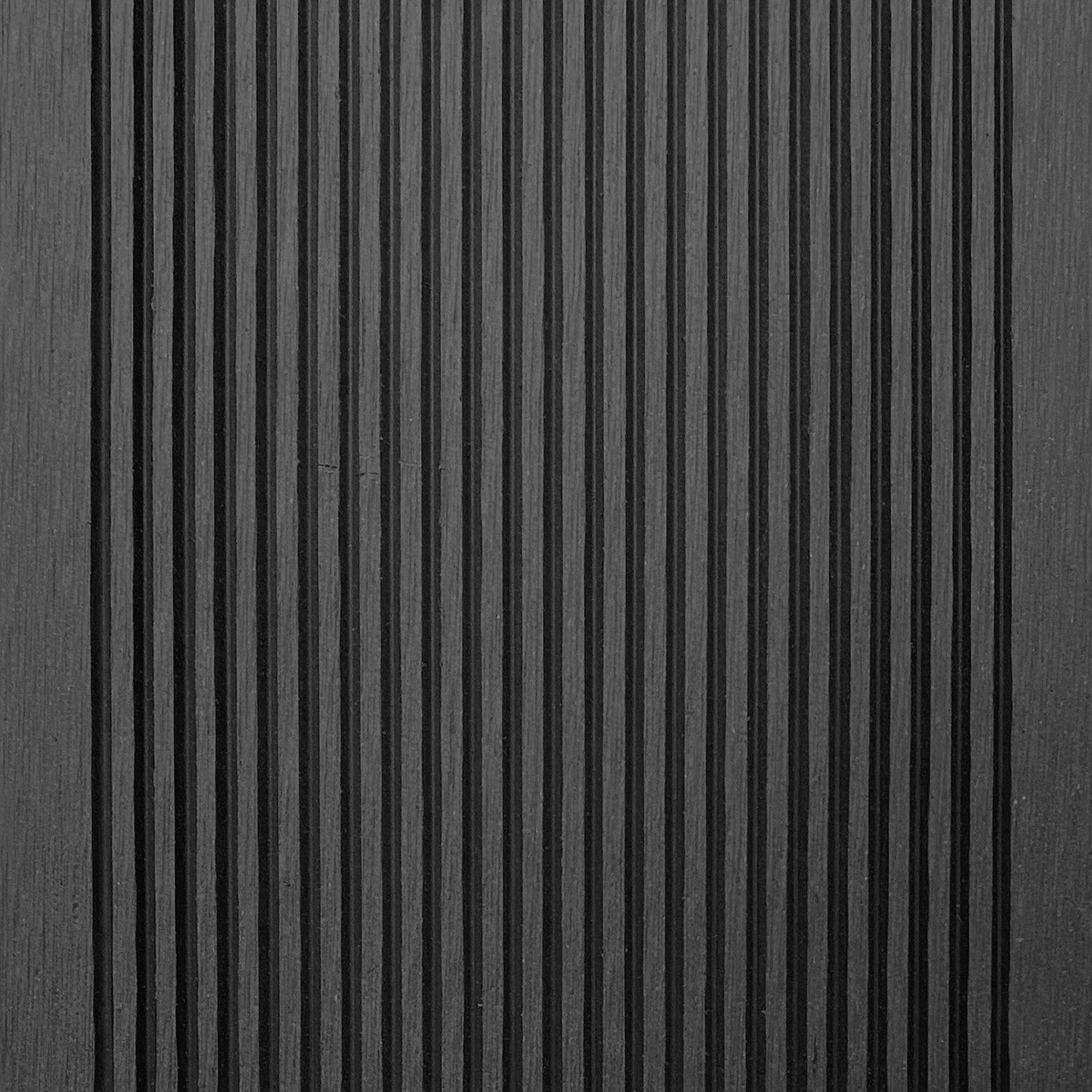 Tabla Deck Terraza WPC Classic gris, detalle de la cara posterior con ranuras longitudinales finas
