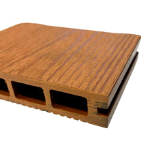 Tabla Deck Terraza WPC Classic color madera, vista en perspectiva de la cara posterior acanalada con cavidades internas visibles
