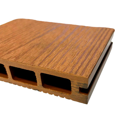 Tabla Deck Terraza WPC Classic color madera, vista en perspectiva de la cara posterior acanalada con cavidades internas visibles
