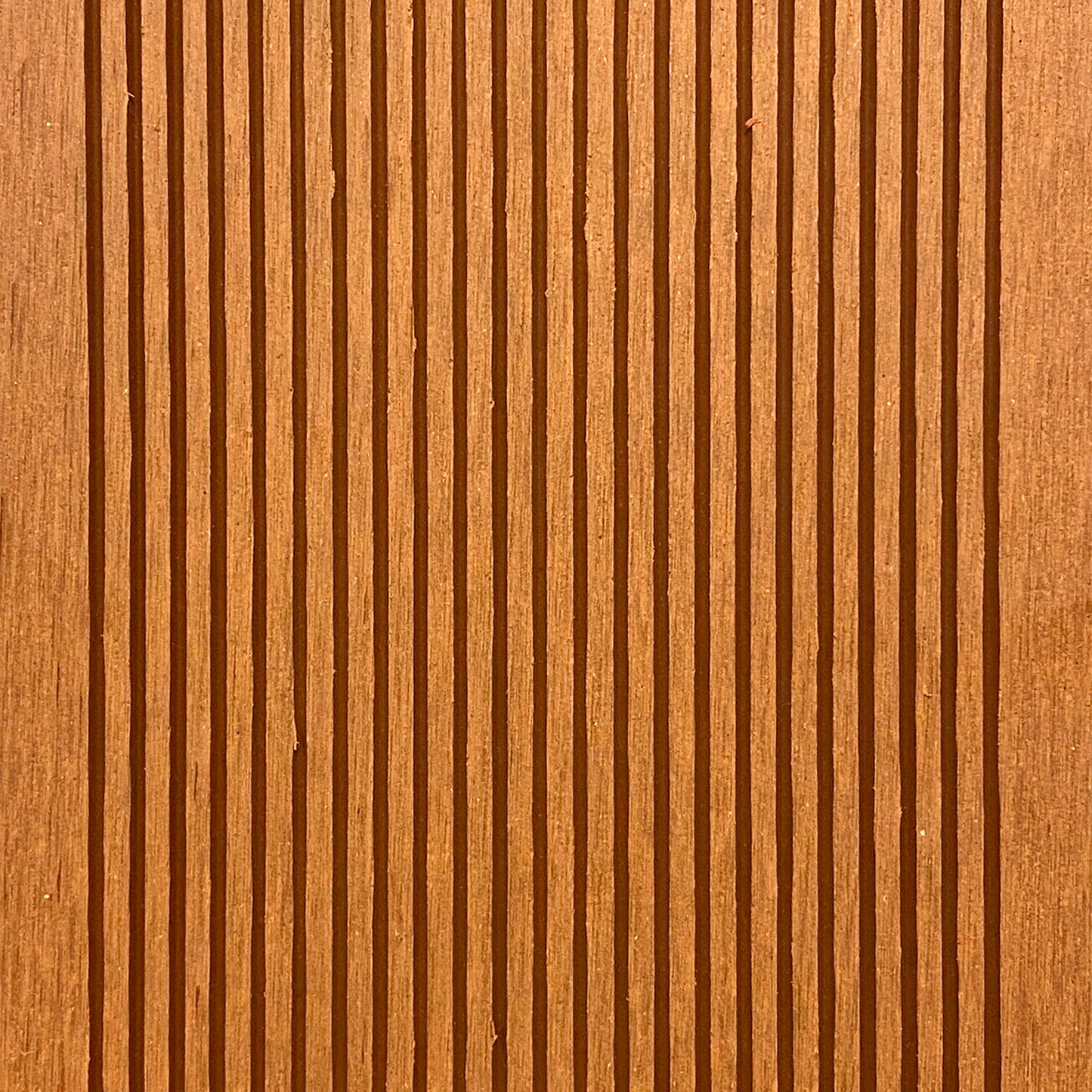 Tabla Deck Terraza WPC Classic color madera, detalle del frente con textura veta tipo madera en la superficie