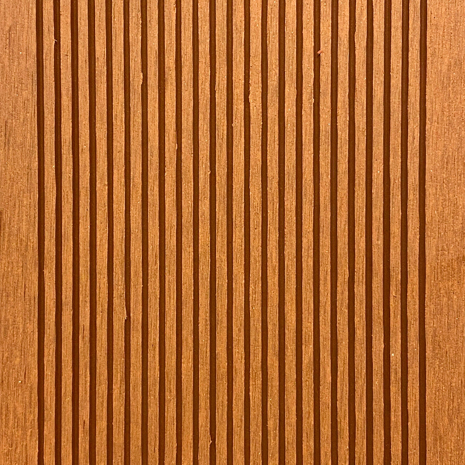 Tabla Deck Terraza WPC Classic color madera, detalle del frente con textura veta tipo madera en la superficie