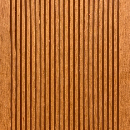 Tabla Deck Terraza WPC Classic color madera, detalle del frente con textura veta tipo madera en la superficie