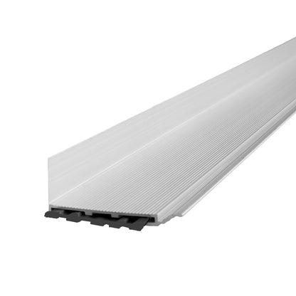Detalle de esquina volteada de nariz de aluminio y PVC con goma negra