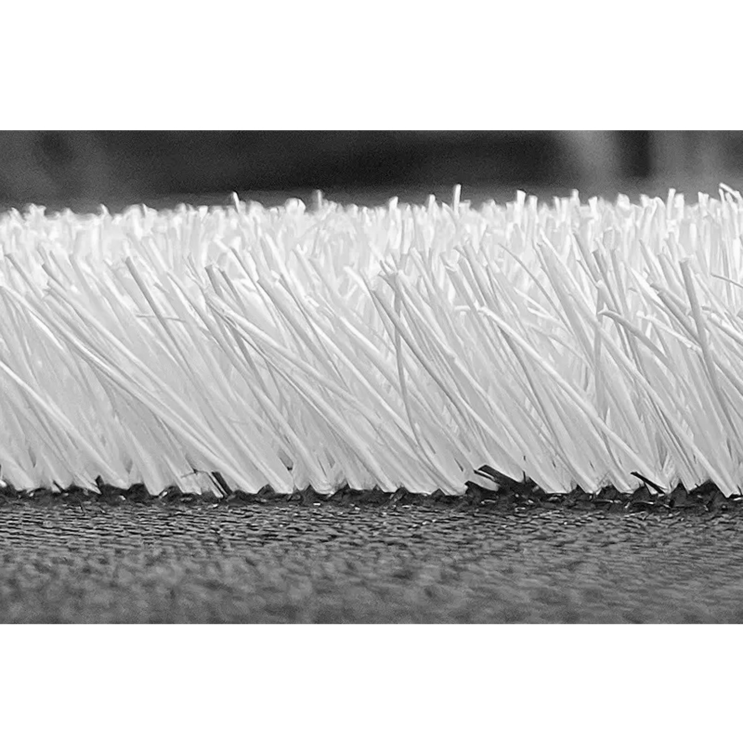 Detalle de hilado de pasto sintético blanco de 50 mm para uso deportivo