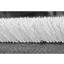 Detalle de hilado de pasto sintético blanco de 50 mm para uso deportivo