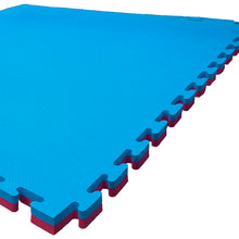 Detalle de unión tipo encastre de tatami EVA modular azul y rojo para instalación de pisos deportivos