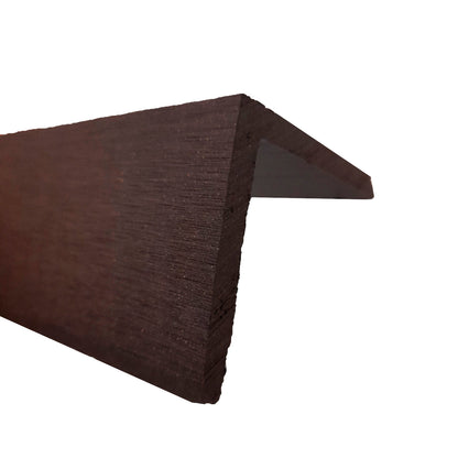 Vista lateral del terminal ángulo Deck Terraza Classic chocolate 45x45x2200 mm en WPC, remate en ángulo para bordes de deck