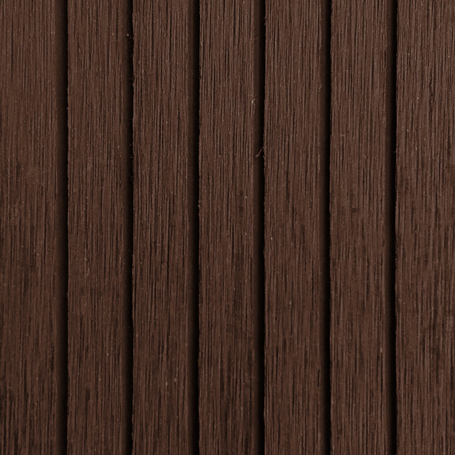 Detalle de textura acanalada color chocolate del terminal recto Deck Terraza Classic en WPC, acabado tipo madera para borde de deck