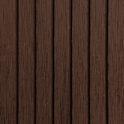 Detalle de textura acanalada color chocolate del terminal recto Deck Terraza Classic en WPC, acabado tipo madera para borde de deck