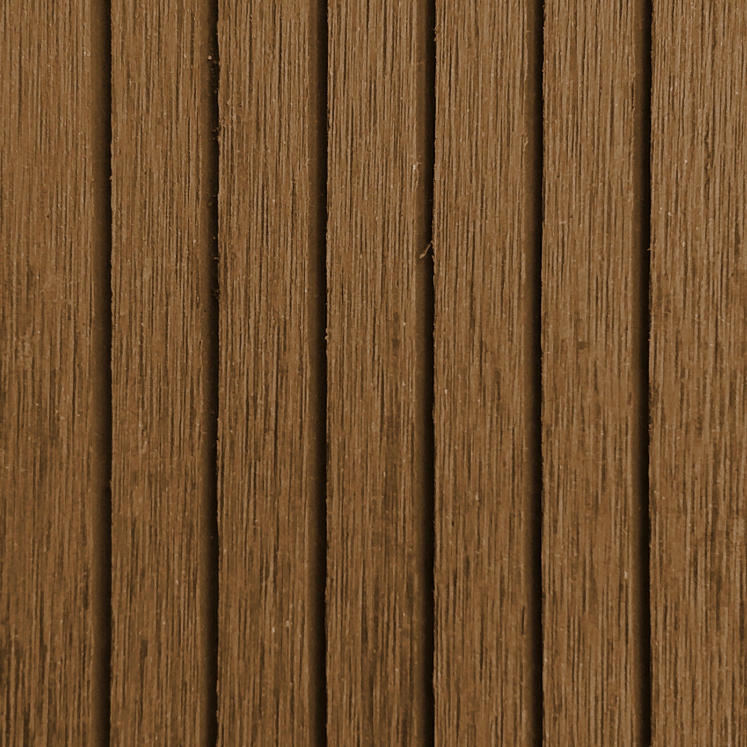 Detalle de textura acanalada color cedro del terminal recto Deck Terraza Classic en WPC, acabado tipo madera para borde de deck