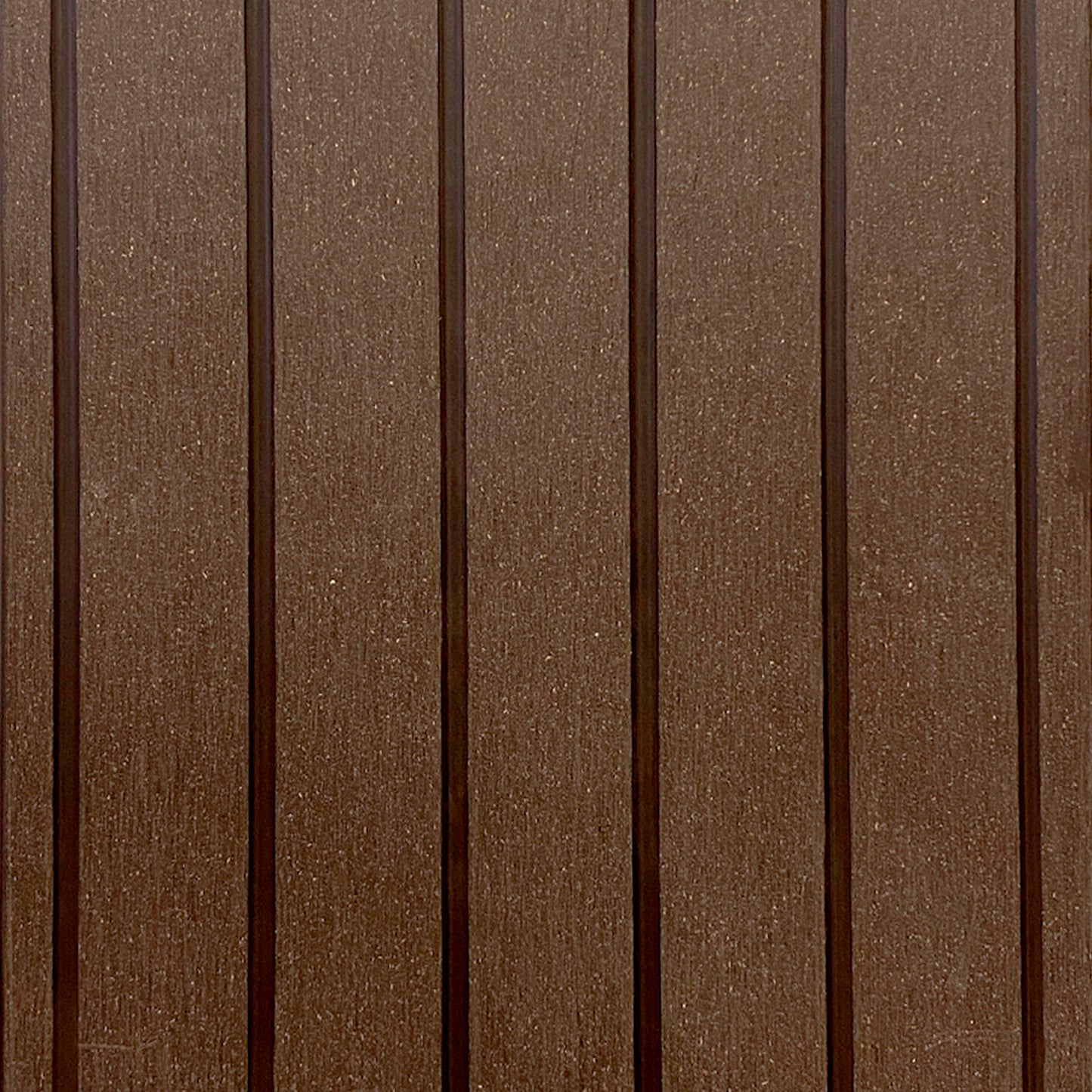 Detalle de textura veta tipo madera en tabla Deck Terraza WPC Chocolate, primer plano de la superficie
