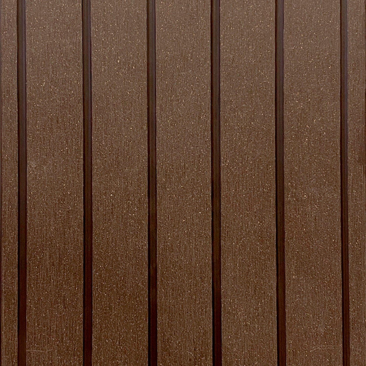 Detalle de textura veta tipo madera en tabla Deck Terraza WPC Chocolate, primer plano de la superficie
