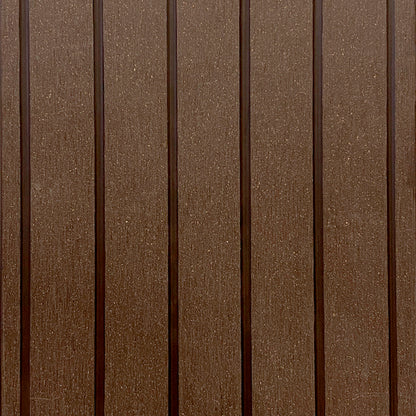 Detalle de textura veta tipo madera en tabla Deck Terraza WPC Chocolate, primer plano de la superficie
