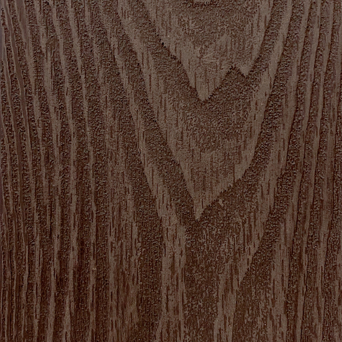 Detalle de terminación acanalada en tabla Deck Terraza WPC Chocolate, primer plano de ranuras longitudinales en la cara superior