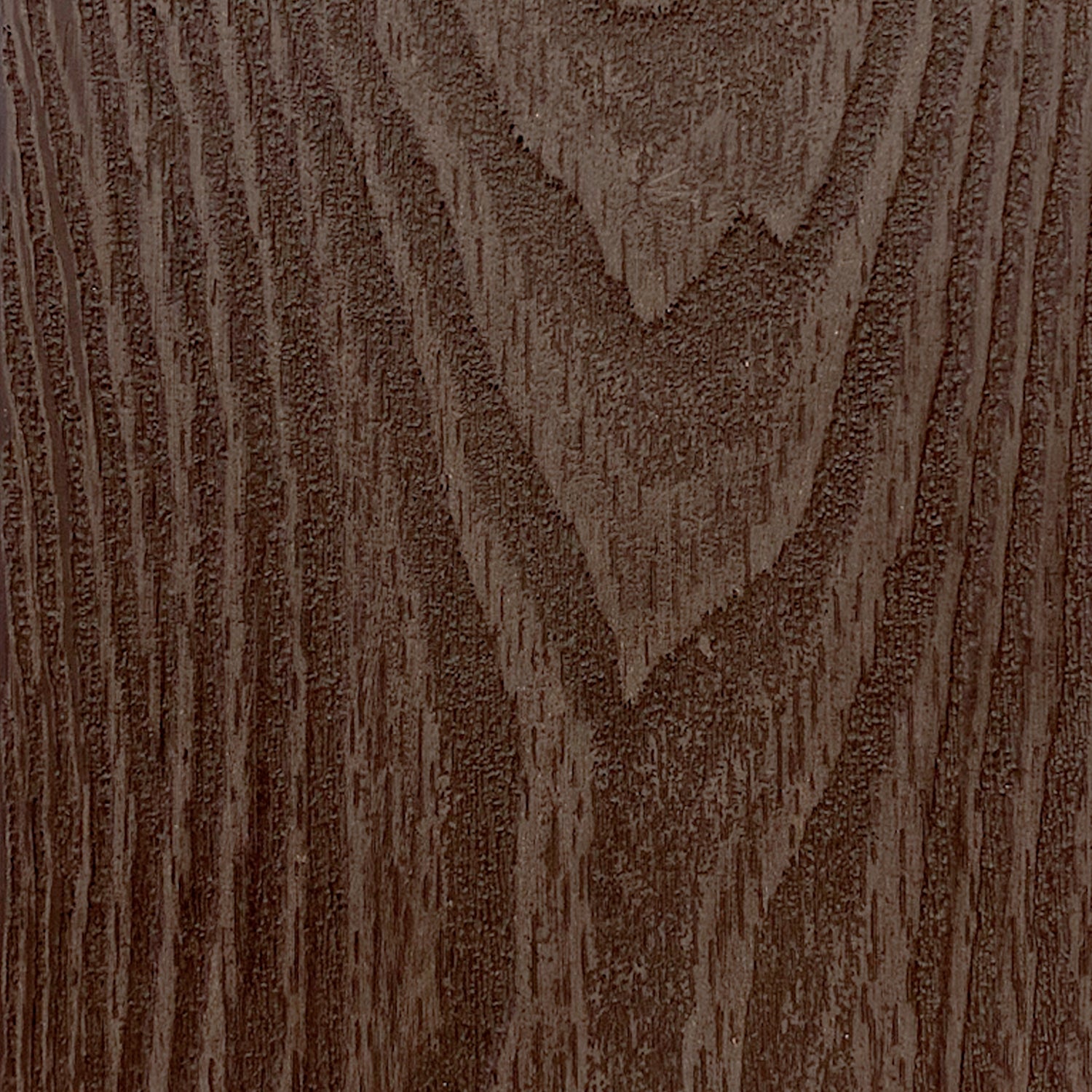 Detalle de terminación acanalada en tabla Deck Terraza WPC Chocolate, primer plano de ranuras longitudinales en la cara superior