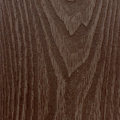 Detalle de terminación acanalada en tabla Deck Terraza WPC Chocolate, primer plano de ranuras longitudinales en la cara superior