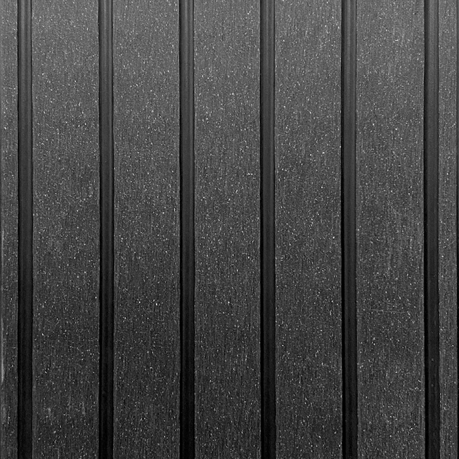 Detalle de terminación acanalada en tabla Deck Terraza WPC, primer plano de ranuras longitudinales en la cara superior