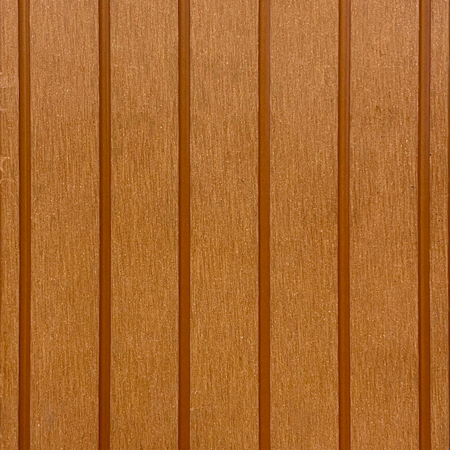 Detalle de terminación acanalada en tabla Deck Terraza WPC color madera, primer plano de ranuras longitudinales en la cara superior