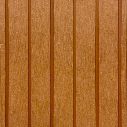 Detalle de terminación acanalada en tabla Deck Terraza WPC color madera, primer plano de ranuras longitudinales en la cara superior