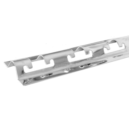 Detalle de pletina con sistema de conexión para lamas de PVC con solape
