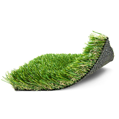 Detalle de flexibilidad en rollo de pasto ornamental Royal antiestático de 40 mm