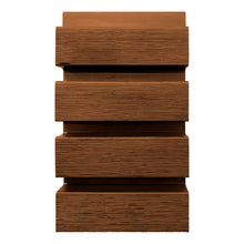 Vista frontal de tablas cladding Wallpanel WPC color madera, listones apilados con textura tipo madera para revestimiento vertical