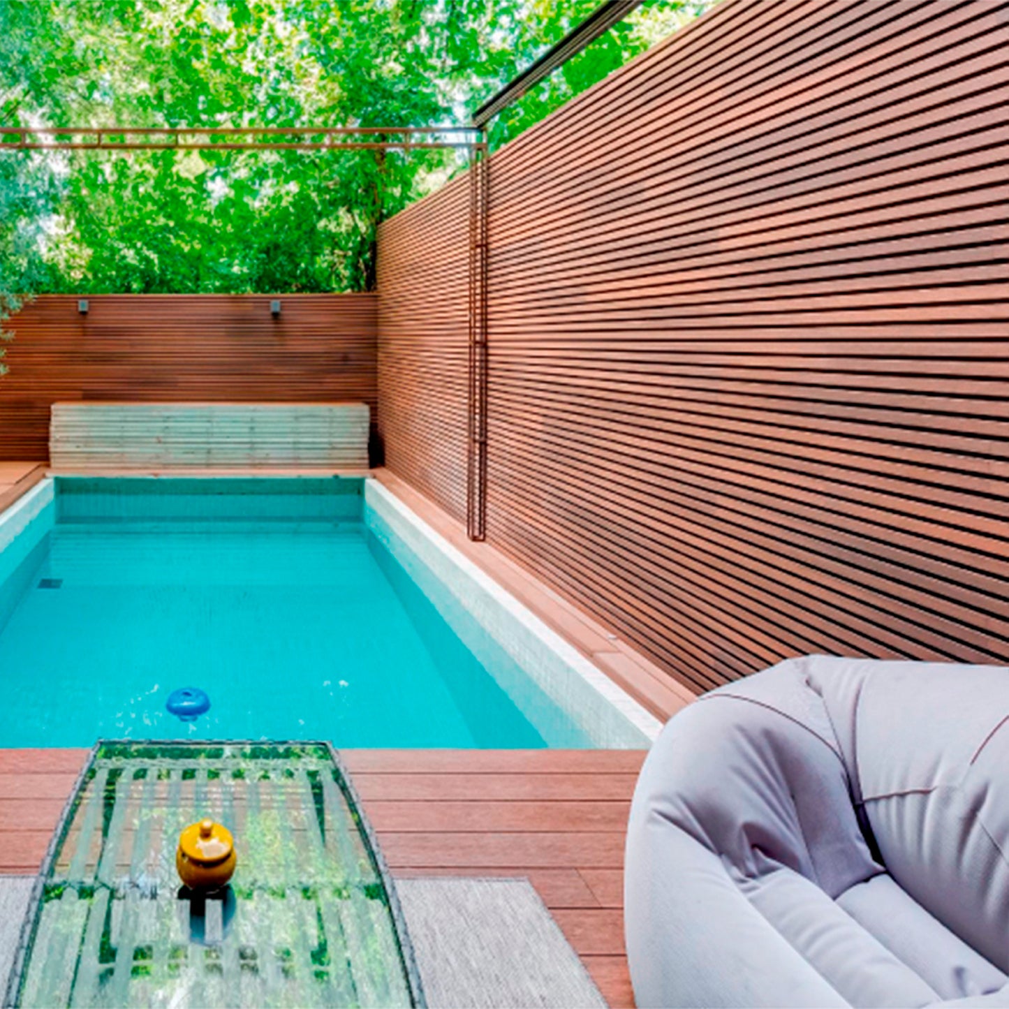 Revestimiento Wallpanel WPC color madera en zona exterior junto a piscina, aplicación en muro con textura tipo madera para ambientes húmedos