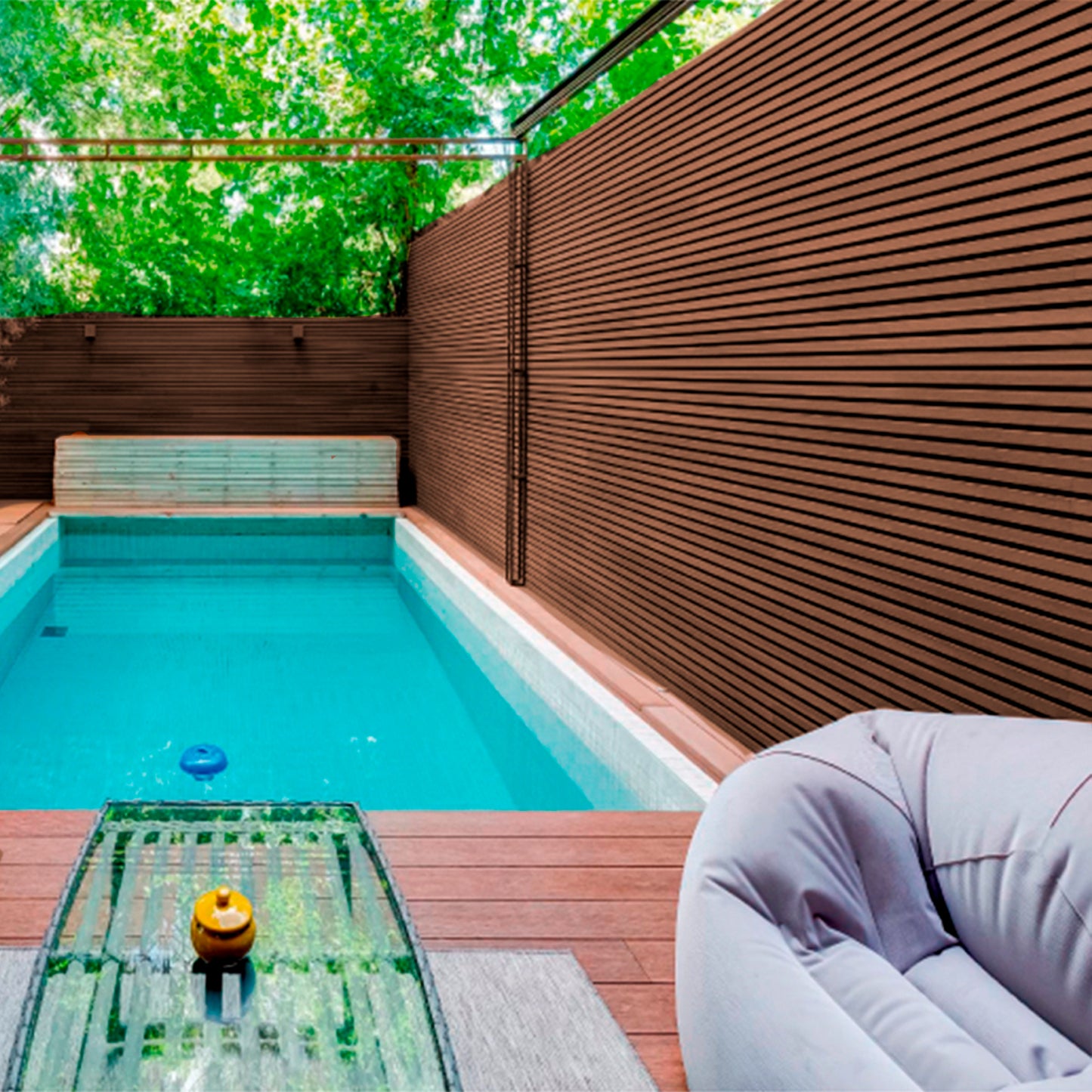 Revestimiento Wallpanel WPC chocolate en zona exterior junto a piscina, aplicación en muro con textura tipo madera para ambientes húmedos