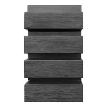 Vista frontal de tablas cladding Wallpanel WPC gris, listones apilados con textura tipo madera para revestimiento vertical