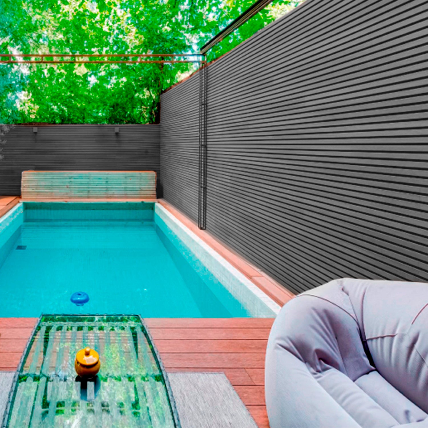 Revestimiento Wallpanel WPC gris en zona exterior junto a piscina, aplicación en muro con textura tipo madera para ambientes húmedos