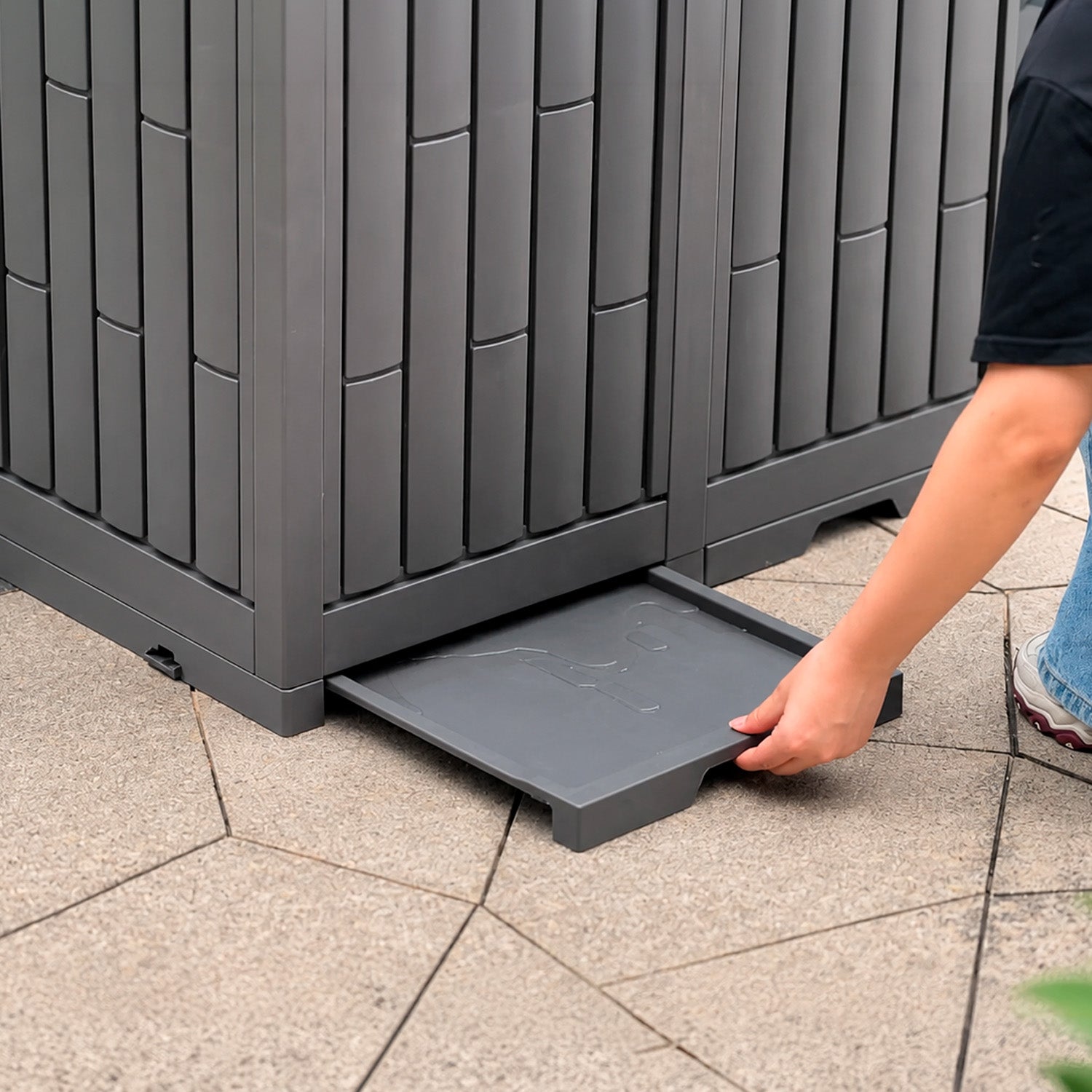 Detalle de la bandeja inferior para retirar líquidos del basurero de patio PP Deco 220 litros
