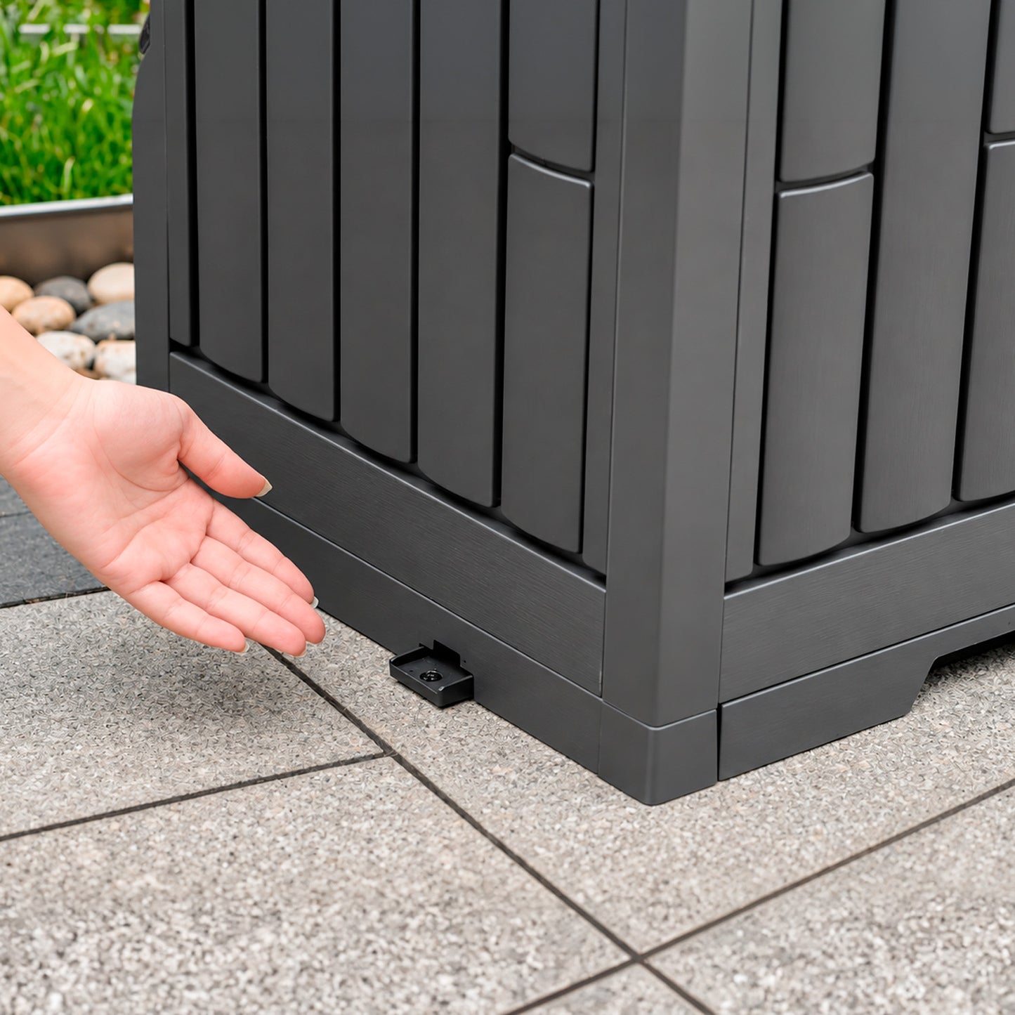 Detalle de la apertura para anclaje al piso del basurero de patio PP Deco 220 litros
