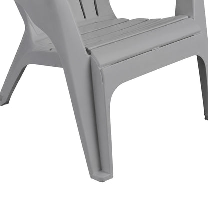 Detalle de las patas de silla terraza plástica gris