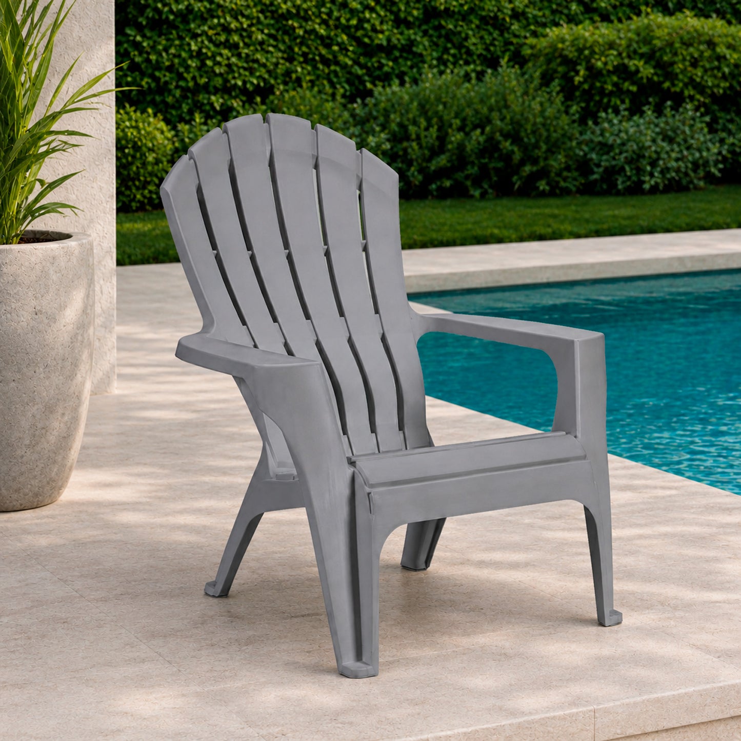 Silla terraza plástica gris en contexto de uso exterior