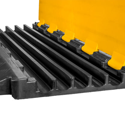 Detalle de canales pasacables para organización y protección de cables