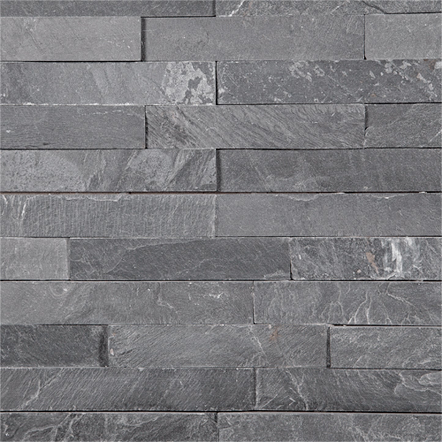 Vista frontal de fachaleta Indo Pizarra instalada, palmeta de piedra natural color pizarra 15x55 cm