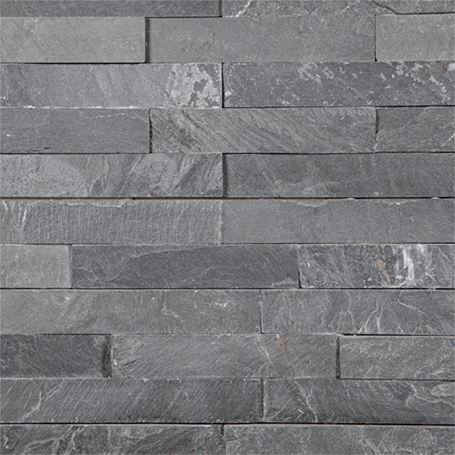 Vista frontal de fachaleta Indo Pizarra instalada, palmeta de piedra natural color pizarra 15x55 cm