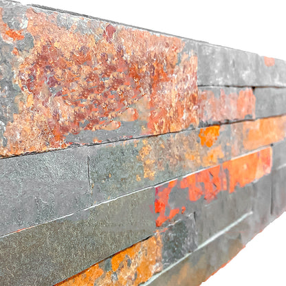 Vista en ángulo de fachaleta Indo Oxidada instalada, textura y relieve de piedra natural