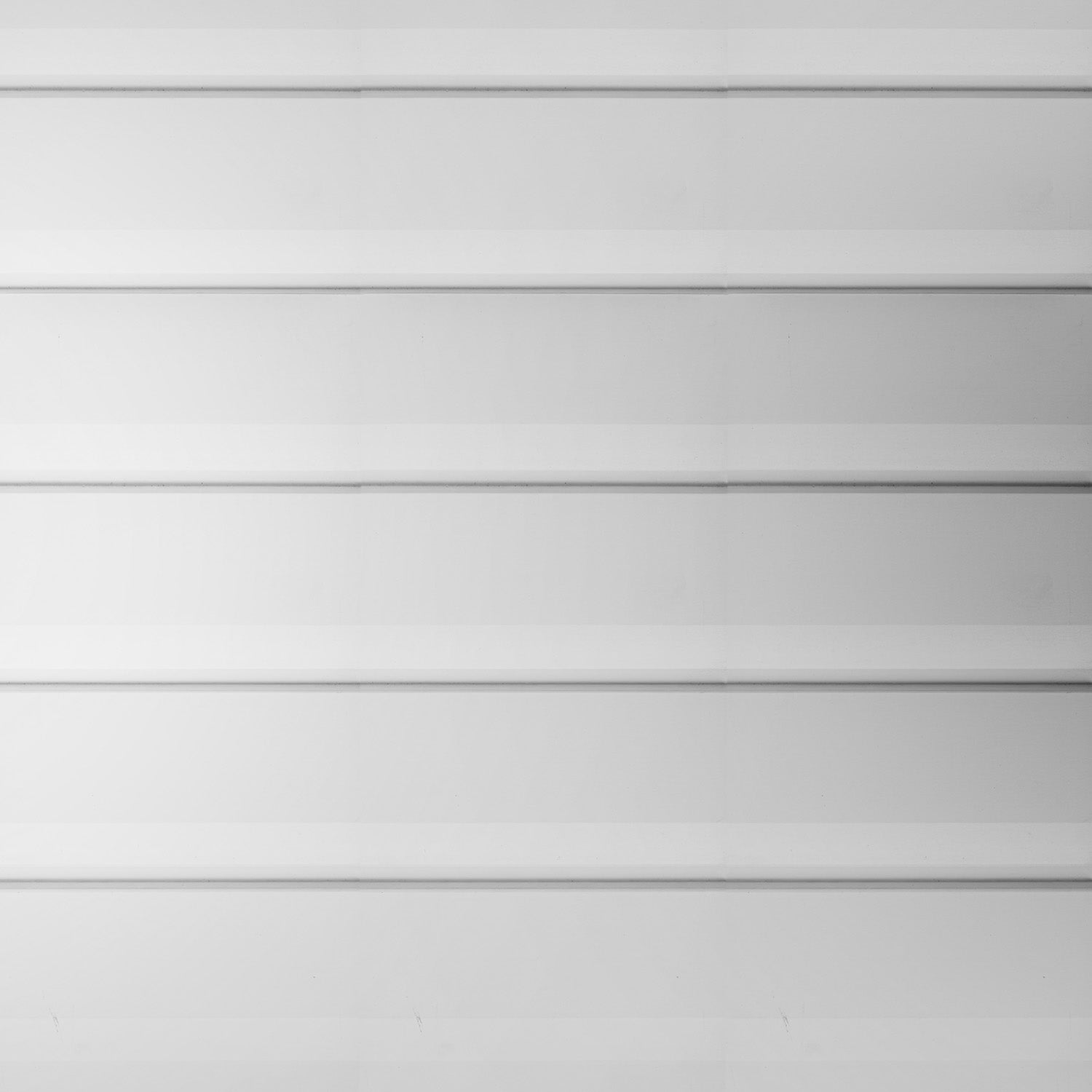 Detalle de montaje de siding metálico blanco instalado con sistema modular para revestimiento exterior de fachadas y muros