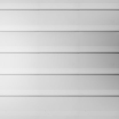 Detalle de montaje de siding metálico blanco instalado con sistema modular para revestimiento exterior de fachadas y muros