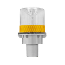 Baliza redonda solar amarilla para conos de tránsito, con lente transparente y banda reflectante, vista frontal del dispositivo completo.